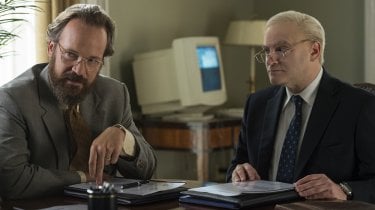 The Looming Tower: Peter Sarsgaard e Michael Stuhlbarg in una scena