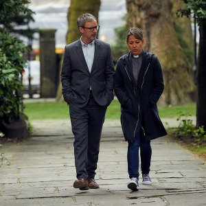 Collateral: Nicola Walker e John Simm in una scena della serie