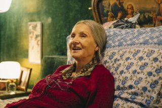 Metti la nonna in freezer: Barbara Bouchet in una scena del film