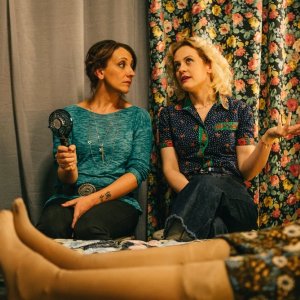 Metti la nonna in freezer: Lucia Ocone e Marina Rocco in una scena del film