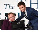 Stephen Hawking: Redmayne, Cumberbatch e il mondo di Hollywood ricordano lo scienziato