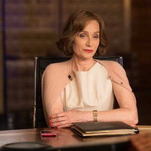 Tomb Raider: Kristin Scott Thomas in una scena del film