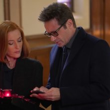 X-Files: David Duchovny e Gillian Anderson in una scena di Nothing Lasts Forever