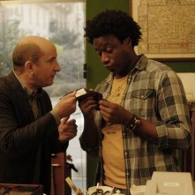 Contromano: Antonio Albanese e Alex Fondja in un momento del film