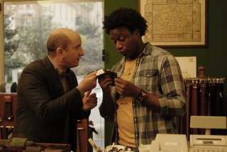 Contromano: Antonio Albanese e Alex Fondja in un momento del film