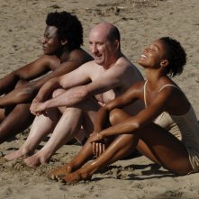 Contromano: Antonio Albanese, Aude Legastelois e Alex Fondja in una scena del film