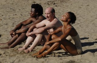 Contromano: Antonio Albanese, Aude Legastelois e Alex Fondja in una scena del film