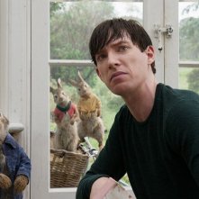 Peter Rabbit: Domhnall Gleeson in un momento del film
