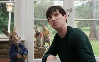 Peter Rabbit: Domhnall Gleeson in un momento del film