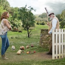Peter Rabbit: Rose Byrne e Sam Neill in una scena del film