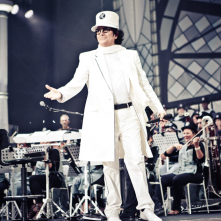 Zerovskij - Solo per amore: Renato Zero di spalle in un'immagine del documentario