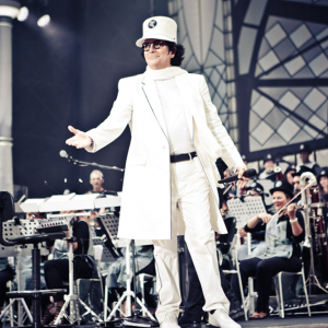 Zerovskij - Solo per amore: Renato Zero di spalle in un'immagine del documentario