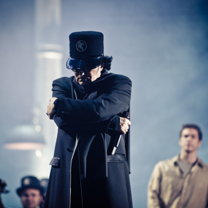 Zerovskij - Solo per amore: Renato Zero di spalle in un'immagine tratta dal documentario