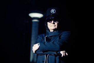Zerovskij - Solo per amore: Renato Zero di spalle in un'immagine promozionale del documentario