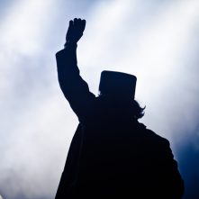 Zerovskij - Solo per amore: Renato Zero di spalle in un'immagine del documentario