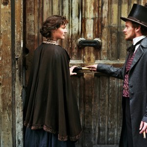Il giovane Karl Marx: Stefan Konarske e Vicky Krieps in una scena del film