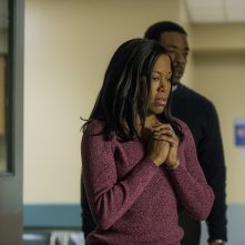 Seven Seconds: Regina King e Russell Hornsby in una foto della serie