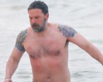 Ben Affleck mostra per la prima volta l'incredibile tatuaggio che ha sulla schiena