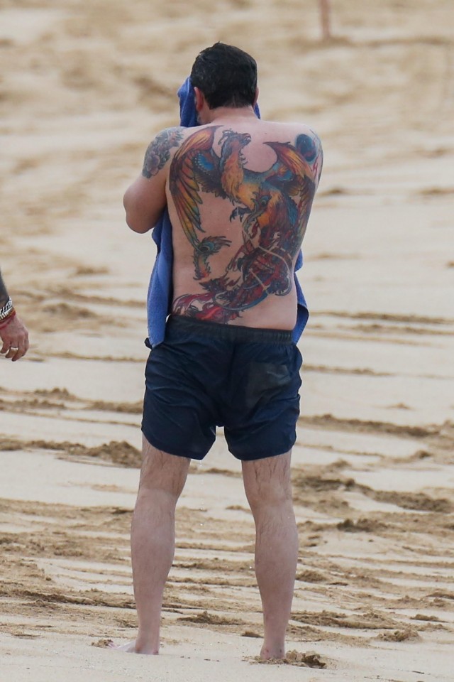 Ben Affleck di spalle su una spiaggia delle Hawaii