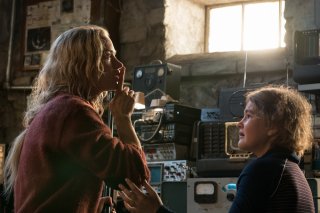 A Quiet Place - Un posto tranquillo: Emily Blunt e Millicent Simmonds in una scena del film