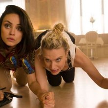 The Spy Who Dumped Me: Mila Kunis e Kate McKinnon in una scena