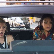 The Spy Who Dumped Me: Mila Kunis e Kate McKinnon in una concitata scena in auto