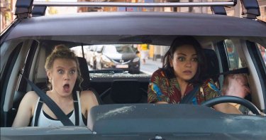 The Spy Who Dumped Me: Mila Kunis e Kate McKinnon in una concitata scena in auto