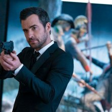 The Spy Who Dumped Me: Justin Theroux impugna la pistola