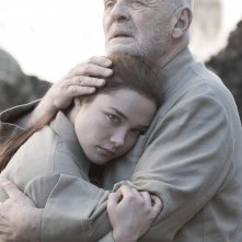King Lear: Anthony Hopkins e Florence Pugh si abbracciano in una scena
