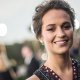 Alicia Vikander e Riley Keough nel thriller The Earthquake Bird