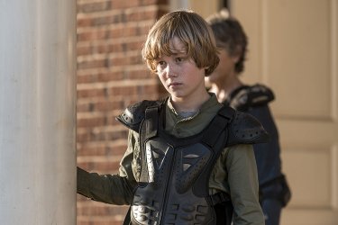 The Walking Dead: Macsen Lintz in una scena dell'episodio Do Not Send Us Astray