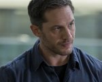 Venom: il simbionte non apparirà fino alla fine del film? Tom Hardy smentisce le 'teorie da asini'