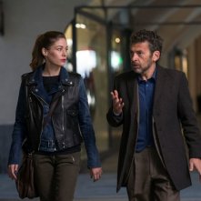 Tu mi nascondi qualcosa: Sarah Felberbaum e Ninni Bruschetta in una scena del film