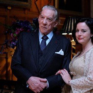 Trust: Donald Sutherland e Anna Chancellor in un momento della serie