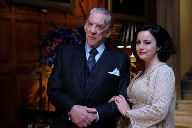 Trust: Donald Sutherland e Anna Chancellor in un momento della serie