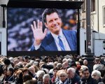 Fabrizio Frizzi, ai funerali migliaia di persone e l'ultimo applauso al conduttore