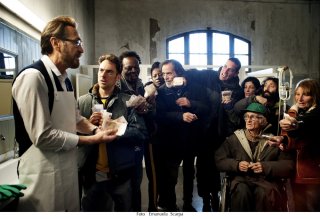 Io sono Tempesta: Elio Germano e Marco Giallini in una scena del film
