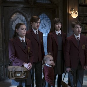 Una serie di sfortunati eventi: Malina Weissman, Louis Hynes e Presley Smith in una scena