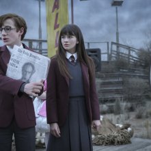 Una serie di sfortunati eventi: Malina Weissman e Louis Hynes in una sequenza