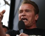 Arnold Schwarzenegger si risveglia dopo l'operazione al cuore: 'Sono tornato!'