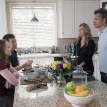 Santa Clarita Diet: Liv Hewson, Skyler Gisondo, Timothy Olyphant e Drew Barrymore in una foto della seconda stagione