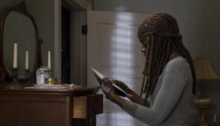 The Walking Dead: Danai Gurira nell'episodio Still Gotta Mean Something