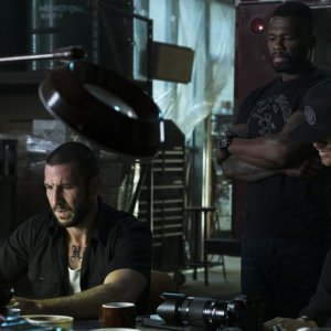 Nella tana dei lupi: Pablo Schreiber, 50 Cent ed Evan Jones in una scena del film