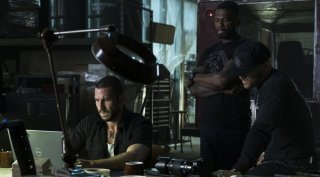 Nella tana dei lupi: Pablo Schreiber, 50 Cent ed Evan Jones in una scena del film