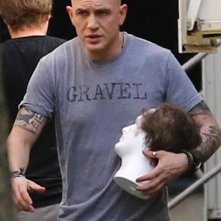 Fonzo: Tom Hardy rasato sul set
