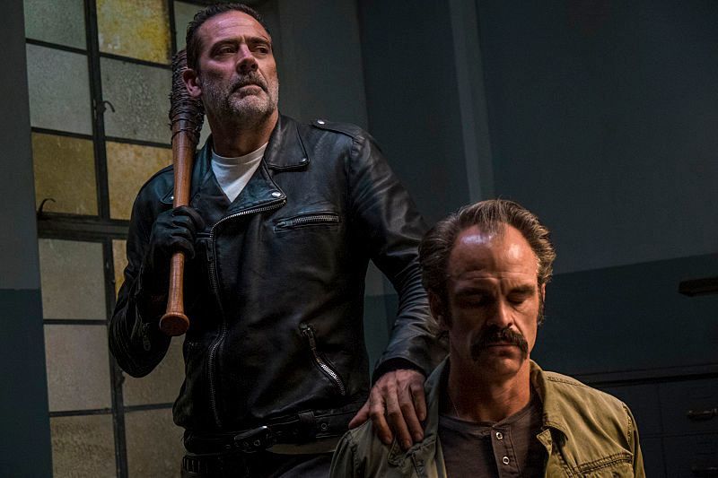 The Walking Dead: Jeffrey Dean Morgan e Steven Ogg nell'episodio Worth