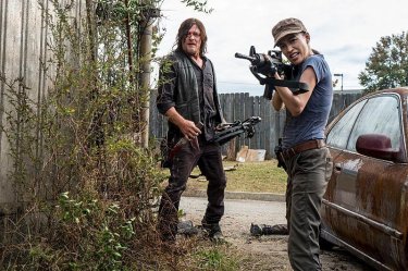 The Walking Dead: Norman Reedus e Christian Serratos nell'episodio Worth