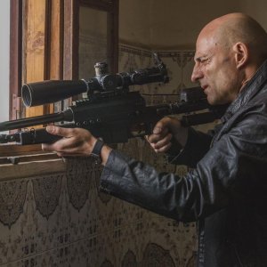 Deep State: Mark Strong in una scena