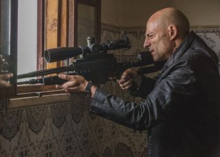 Deep State: Mark Strong in una scena