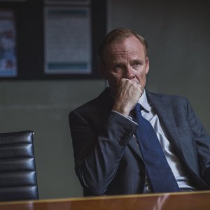 Deep State: Alistair Petrie in una scena